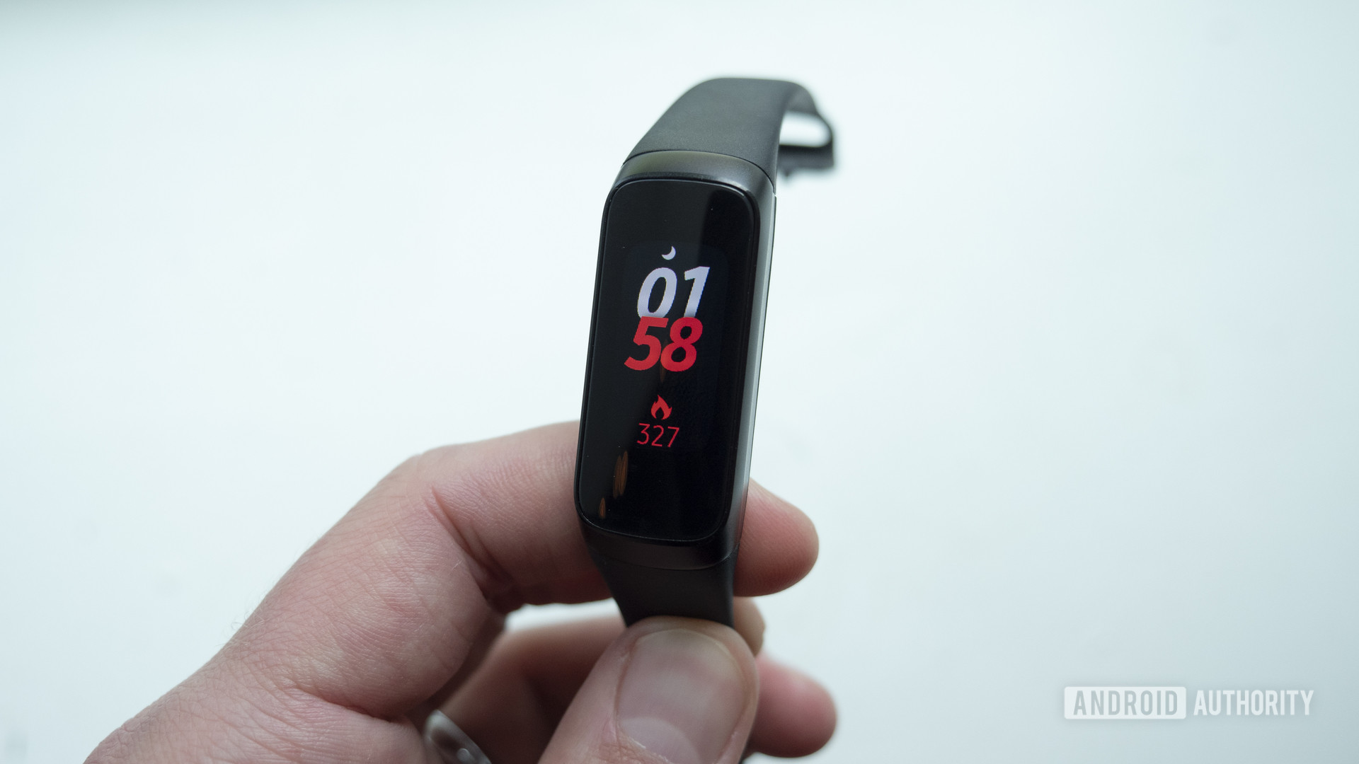 samsung galaxy fit fitness tracker in hand watch face