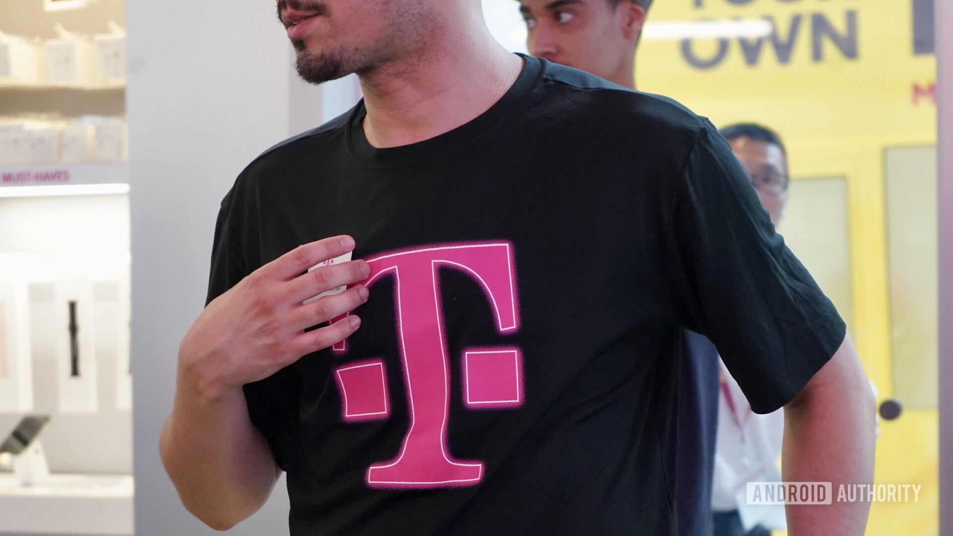 موظف T-Mobile يرتدي تي شيرت أسود مع شعار T-Mobile