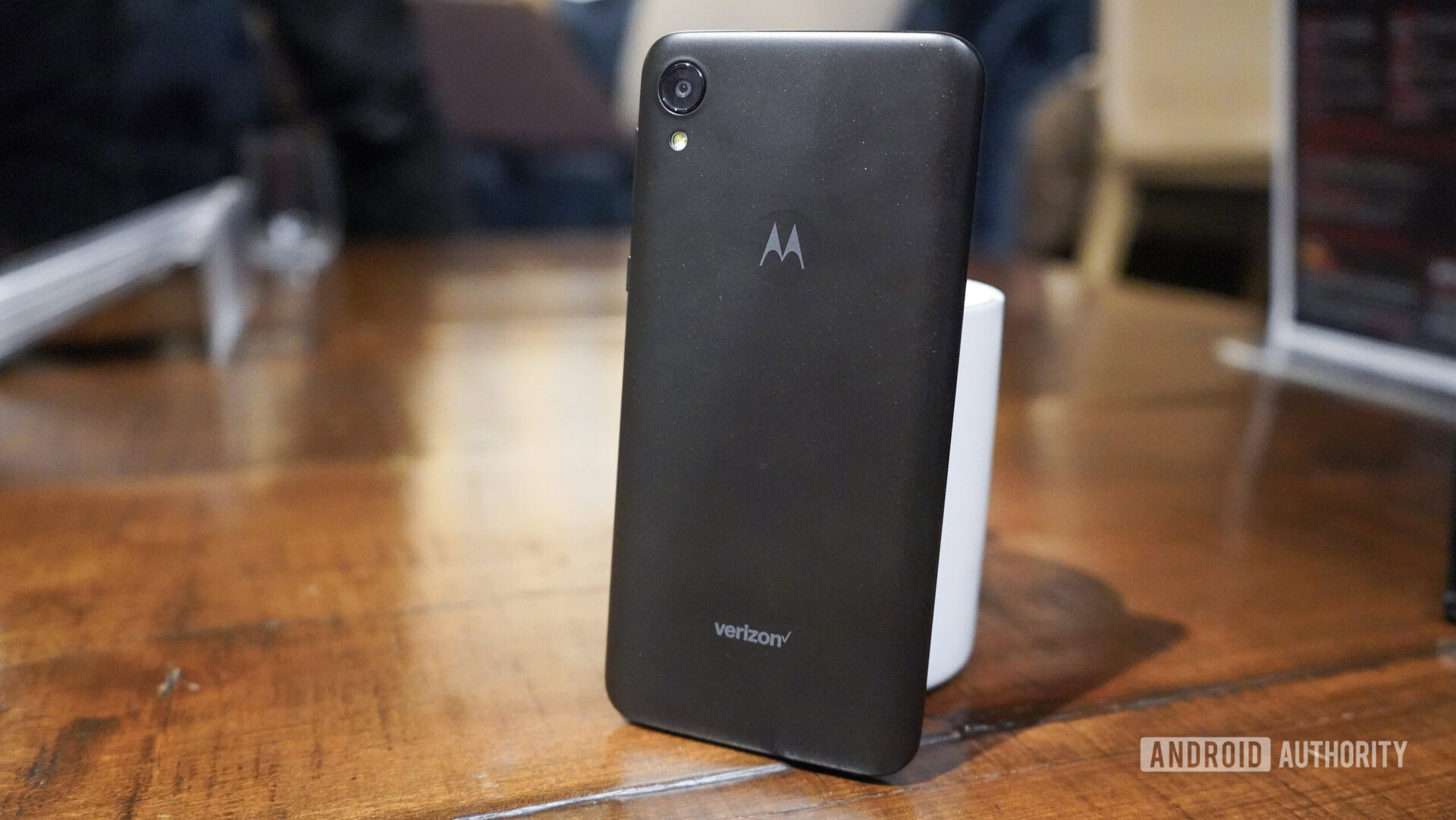 Motorola Moto E6 hands on angled mug