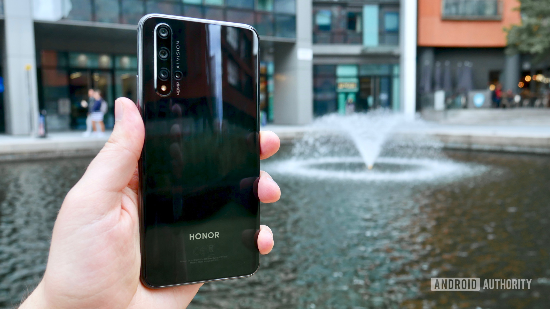 Honor 20 in hand