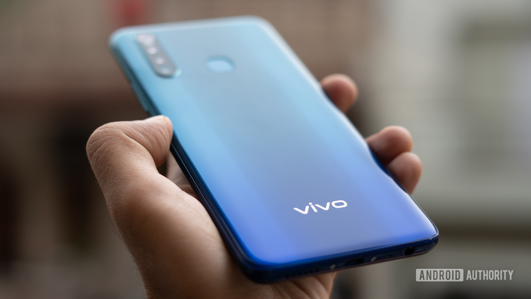 Vivo Z1 Pro showing gradient and logo
