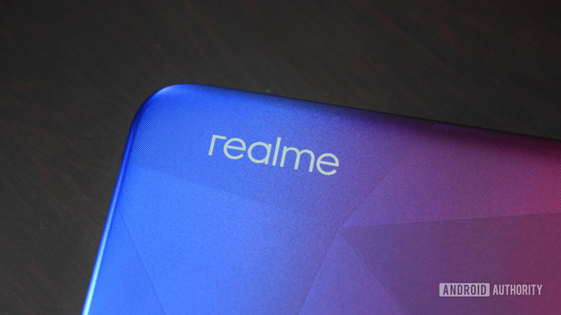 realme 3i review phone logo