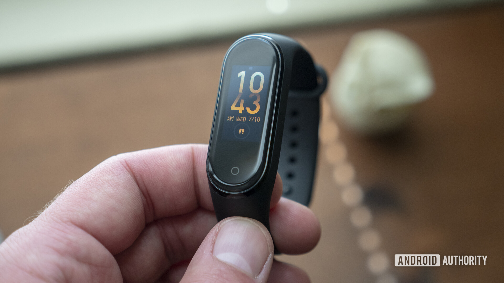 xiaomi mi band 4 review in hand watch face