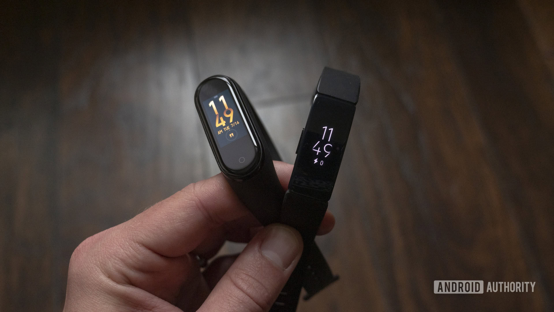 xiaomi mi band 4 vs fitbit inspire hr displays in hand