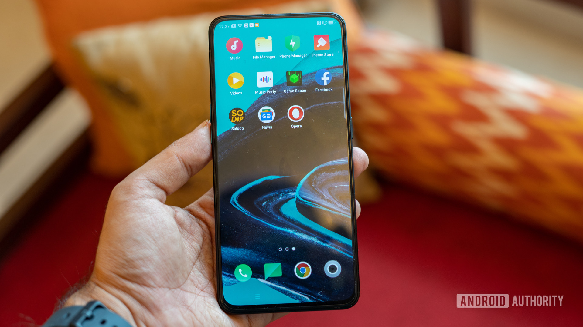 OPPO Reno 2 in hand with display on anbd homescreen