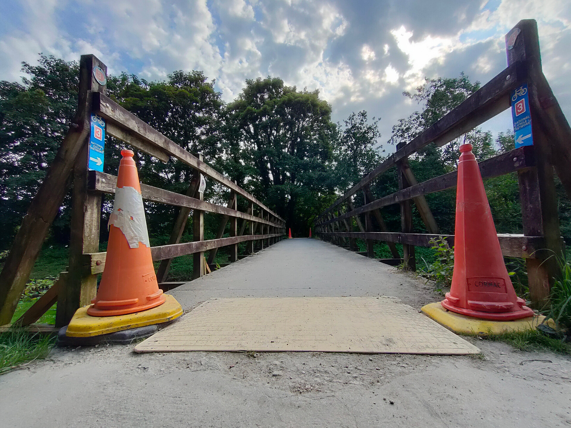 realme 5 Pro HDR wide angle color cones on bridge