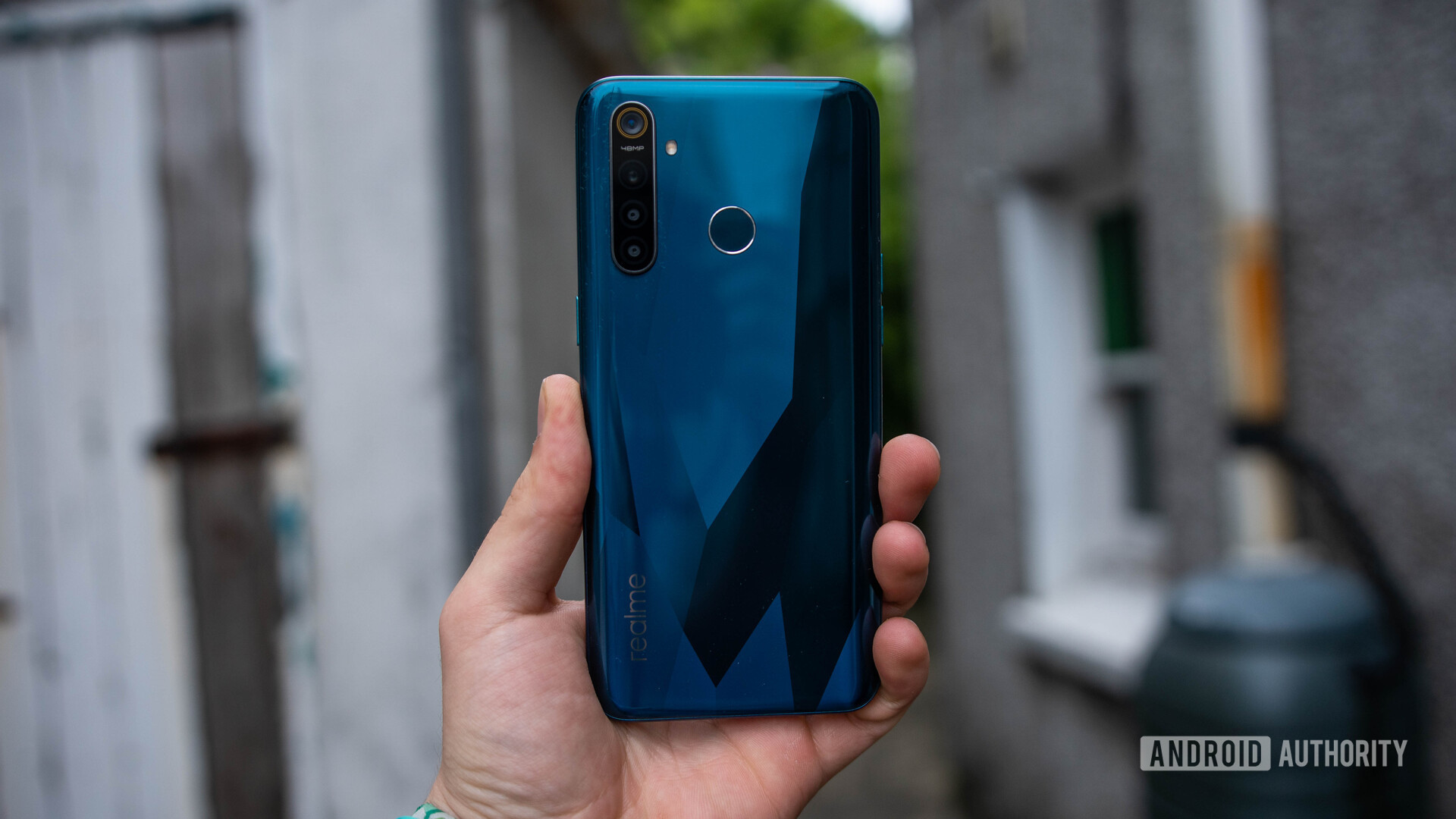 realme 5 Pro Rear view with pattern in hand