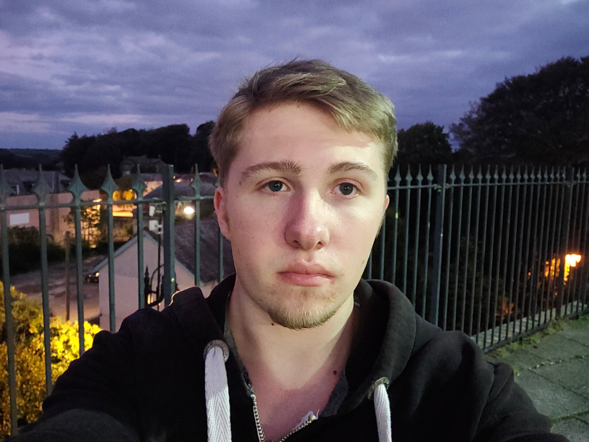 realme 5 Pro Selfie at station overlooking town