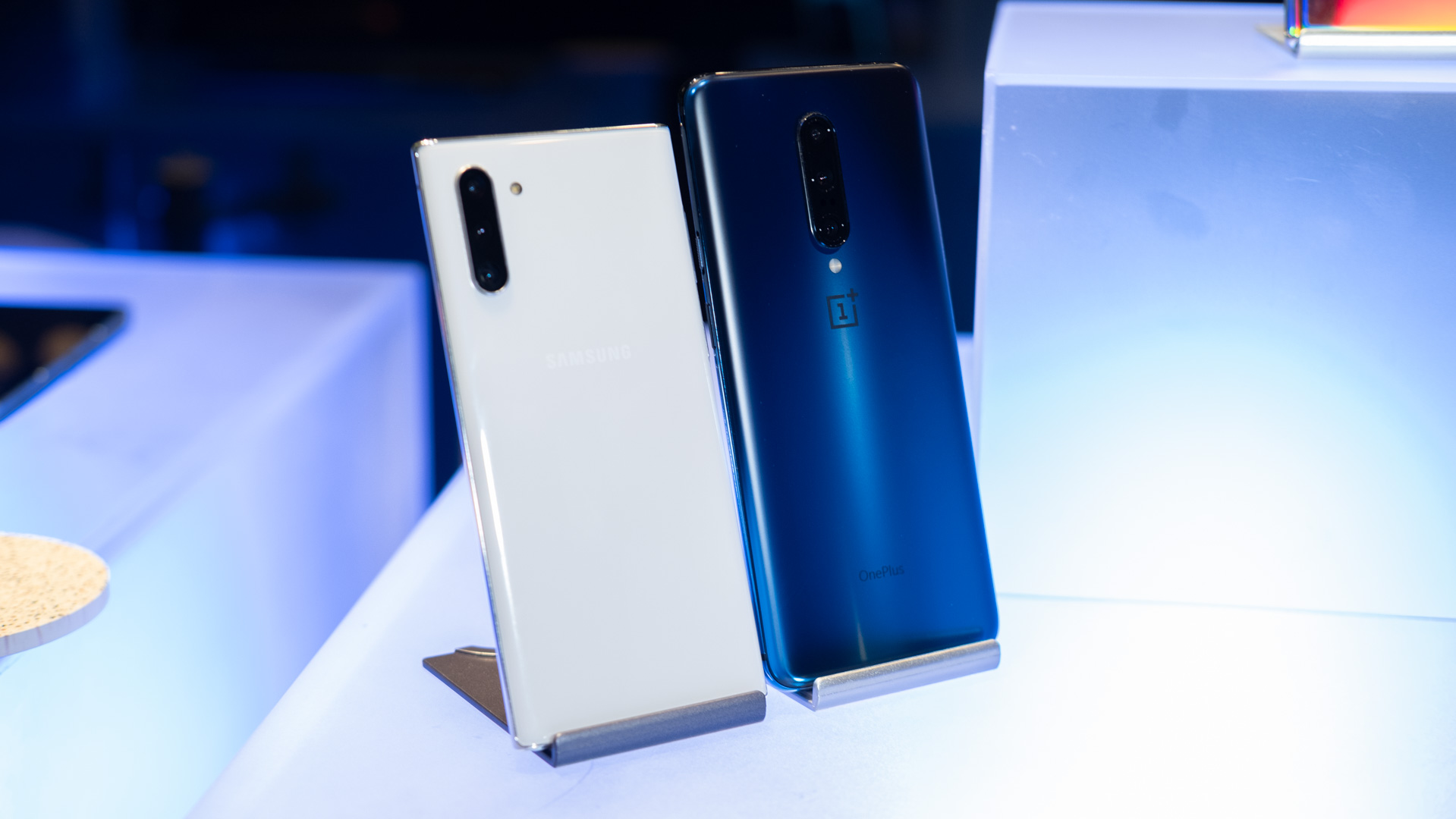 Samsung Galaxy Note 10 vs OnePlus 7 Pro back on table 1