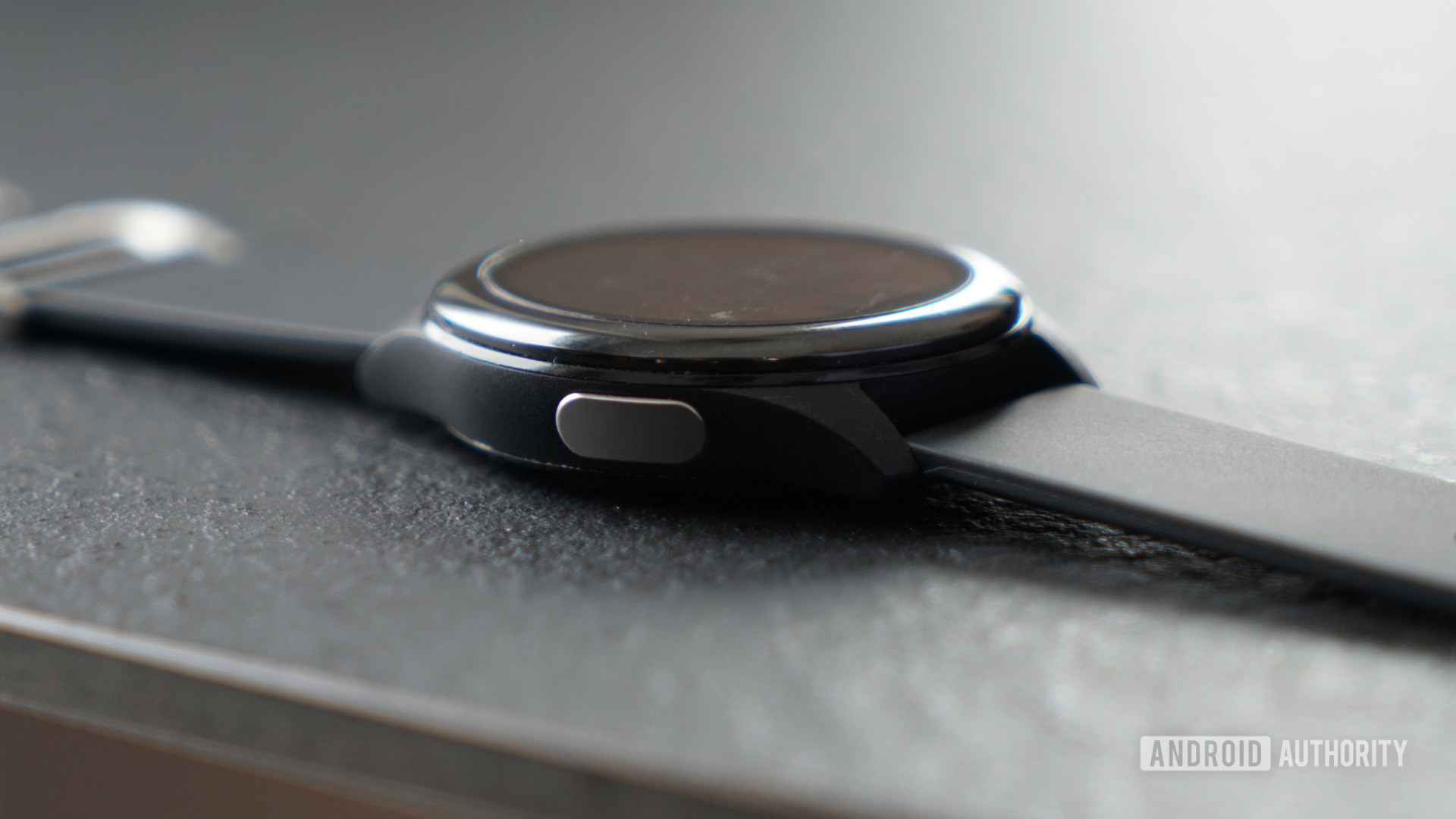 ASUS vivoWatch SP button and side view