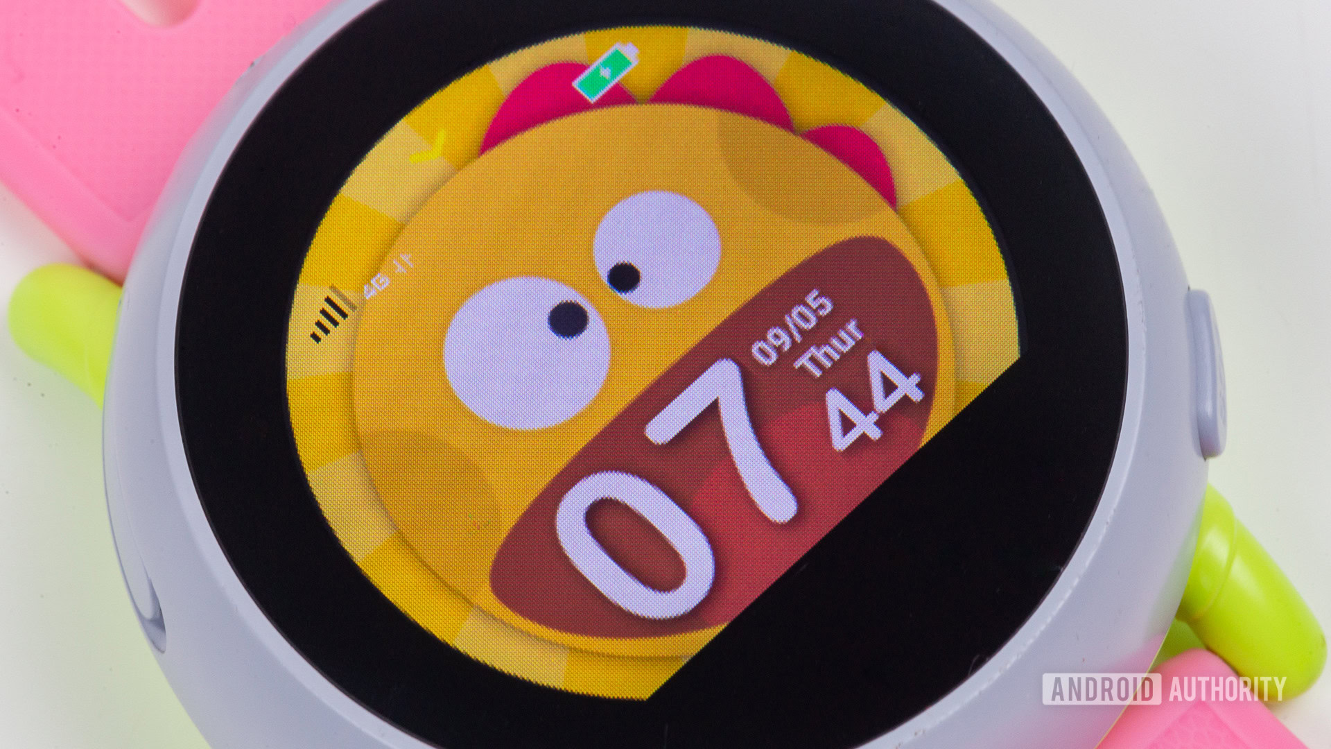 Coolpad Dyno kids smartwatch screen closeup