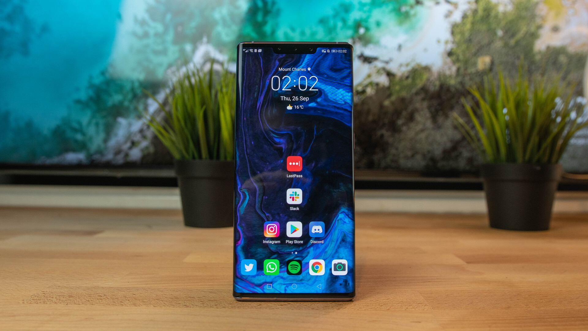 HUAWEI Mate 30 Pro Front shot of home screen bright