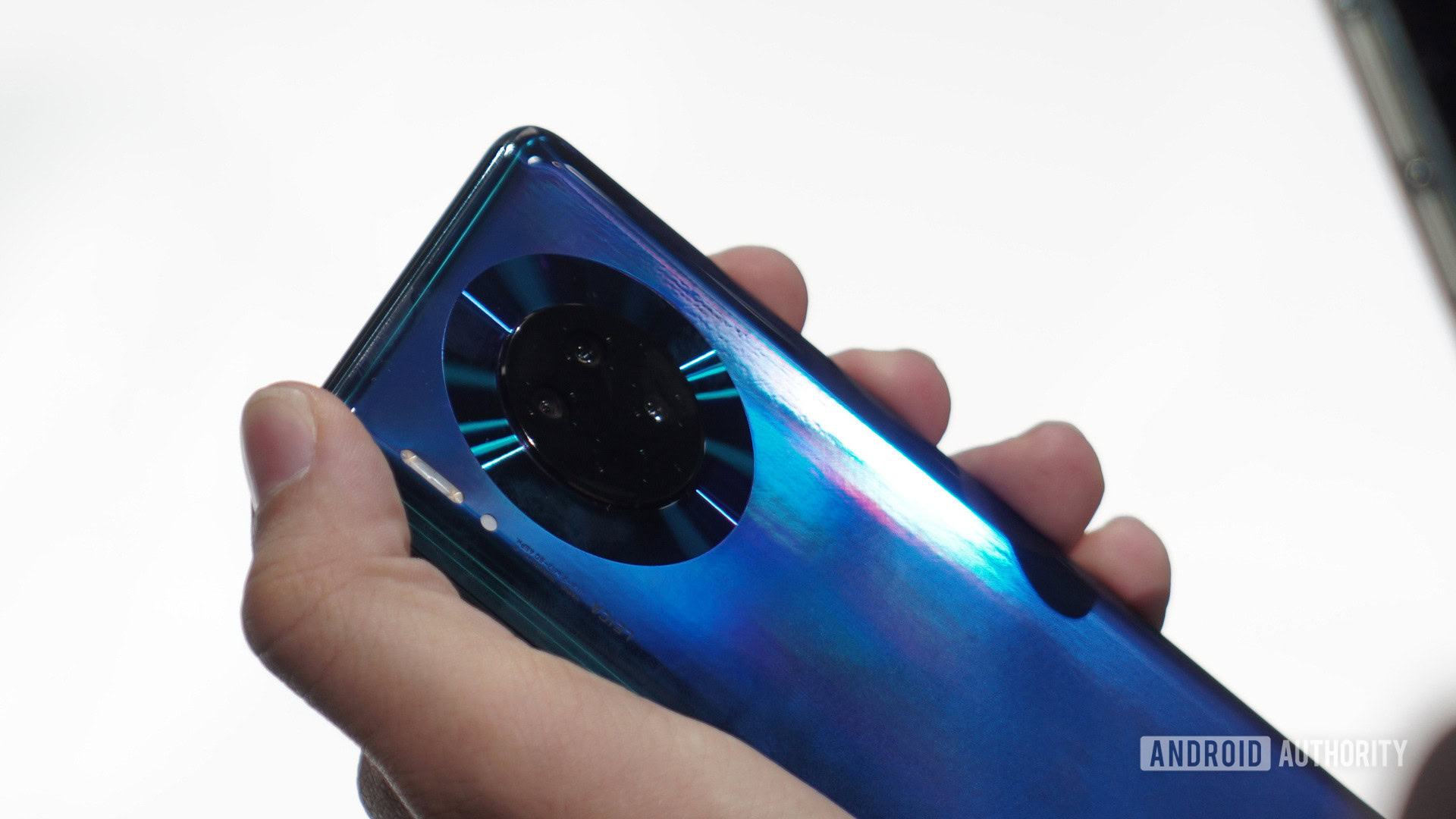 HUAWEI Mate 30 Pro camera detail in hand