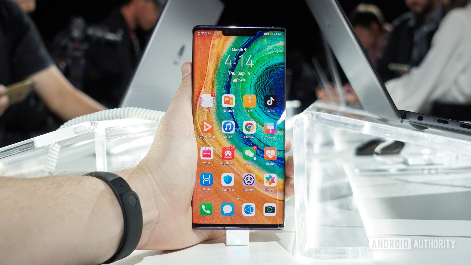 Телефон андроид техно нова. Смартфон без интернета. Huawei Mate 50 Pro в руках. Хуавей редактор видео.