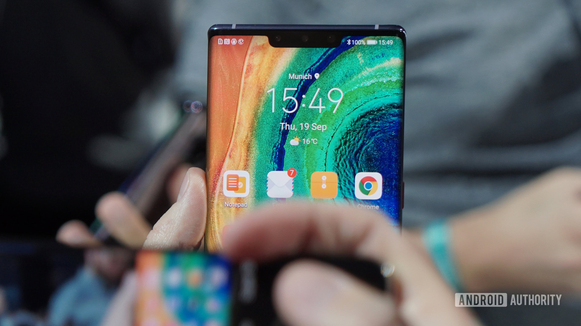 HUAWEI Mate 30 Pro notch display 2