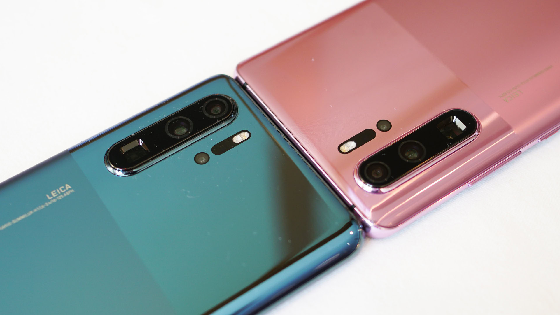 HUAWEI P30 Pro in misty blue misty lavender camera closeup angle