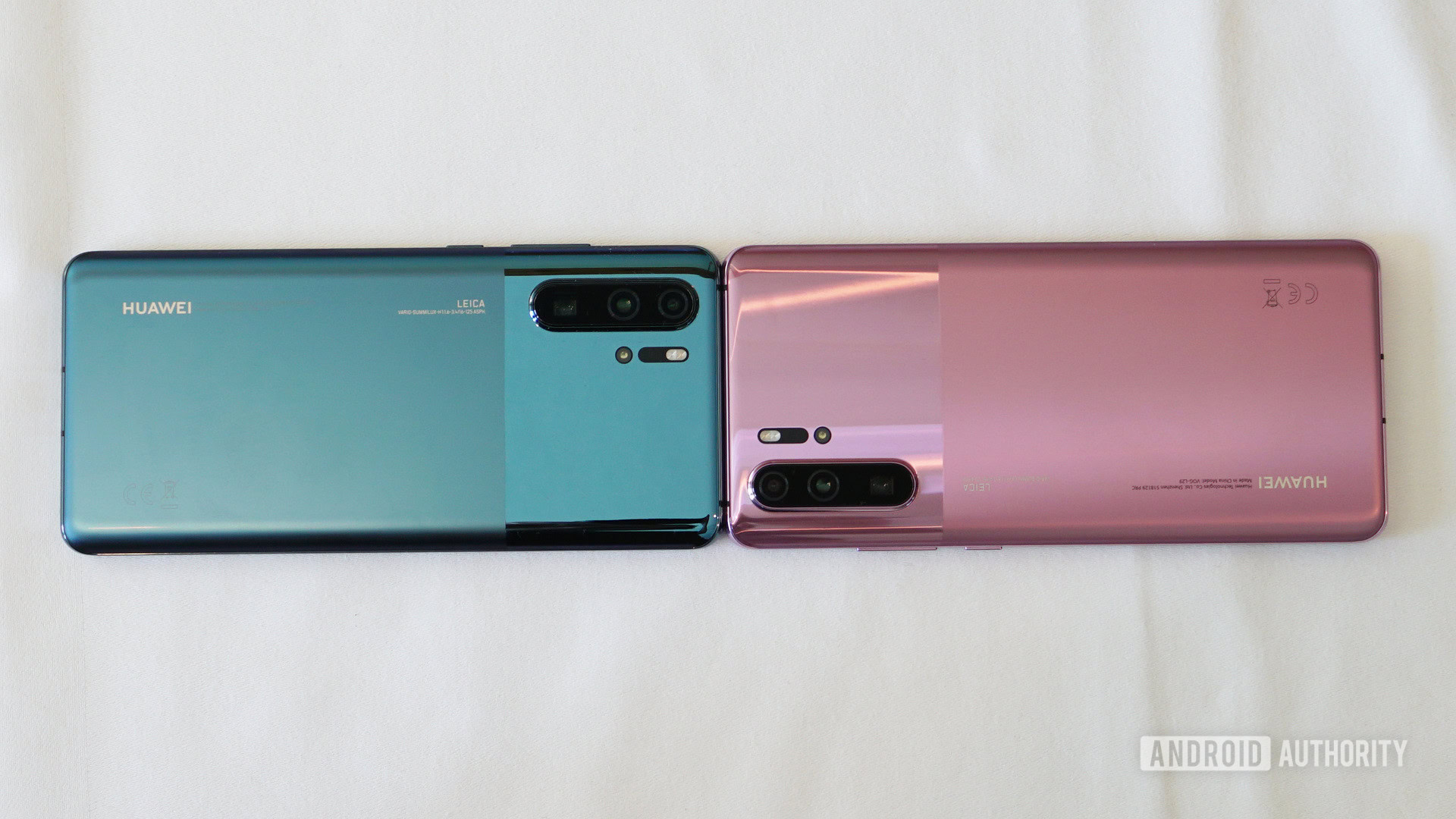 HUAWEI P30 Pro in misty blue misty lavender on table