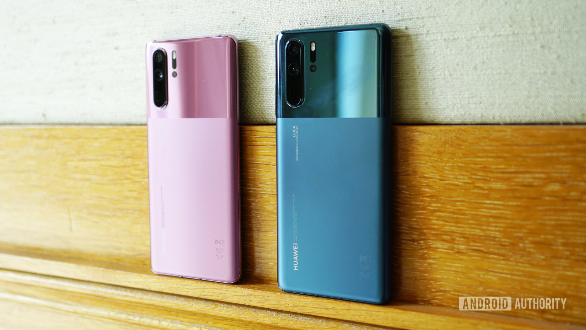 HUAWEI P30 Pro in misty blue misty lavender side angle