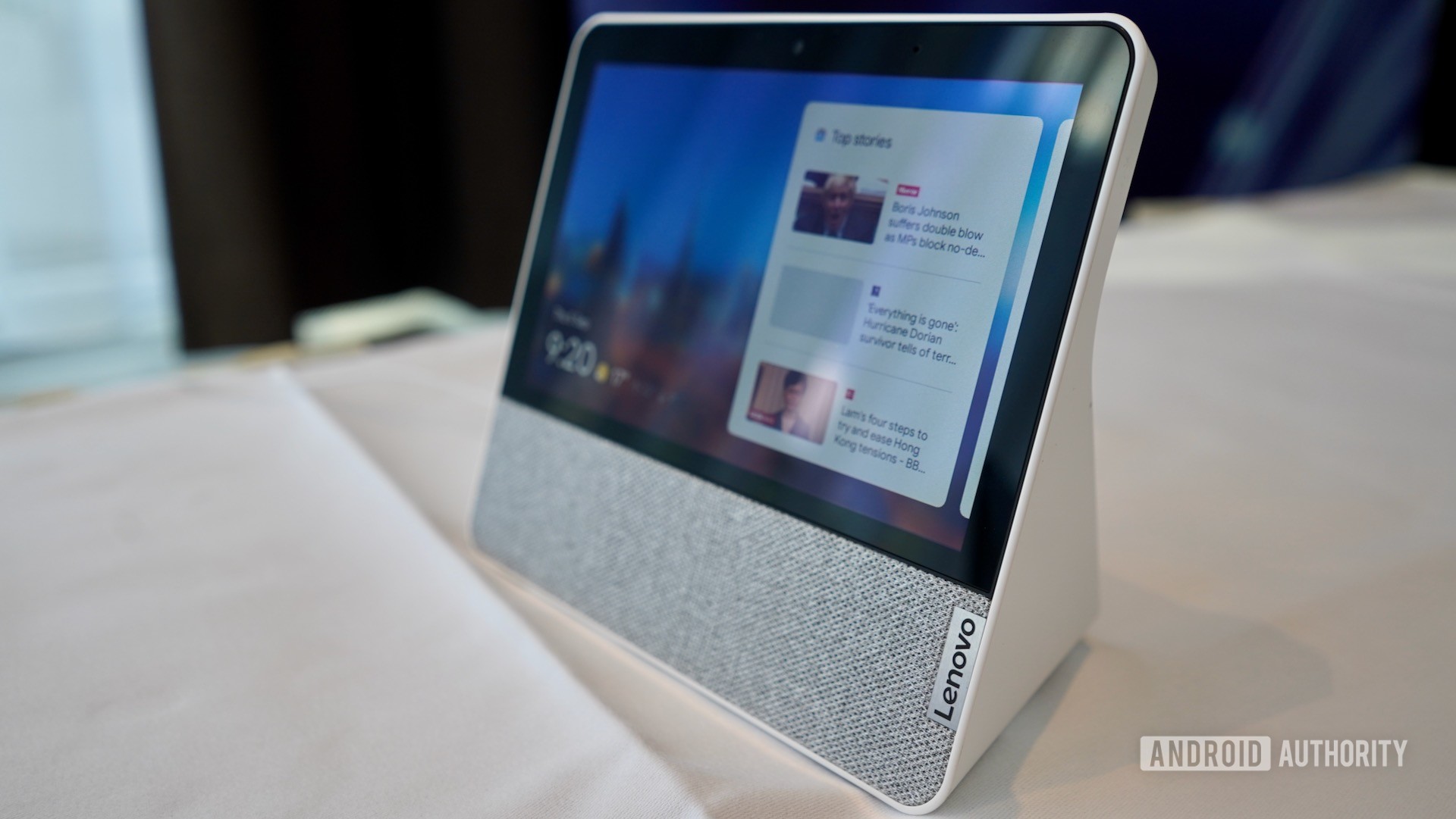Lenovo Smart Display 7 right profile