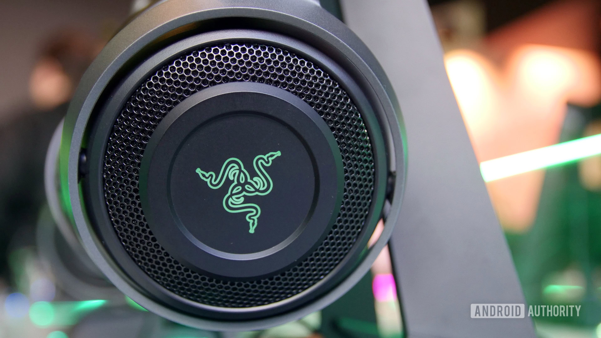 شعار Razer على سماعات nari Ultimate