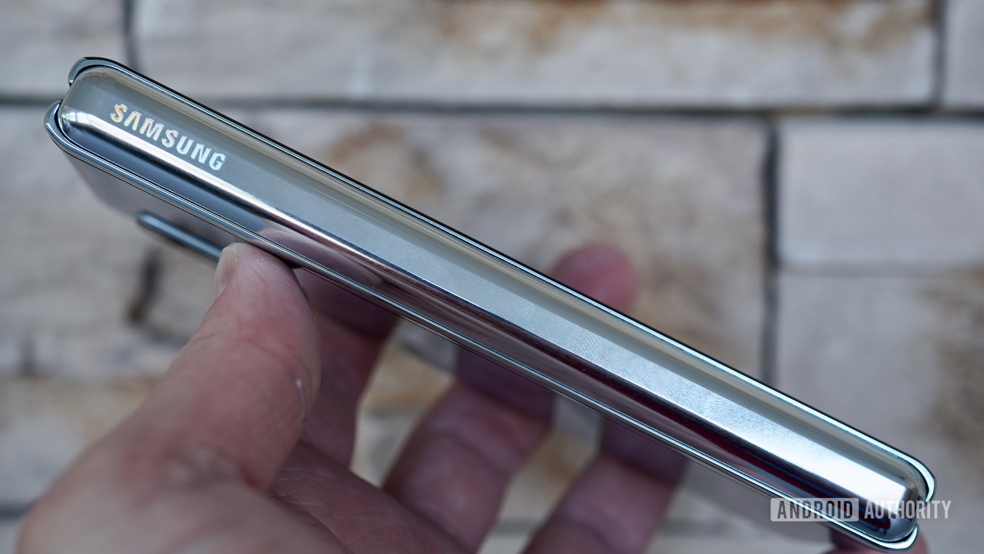 Samsung Galaxy Fold Review spine closeup