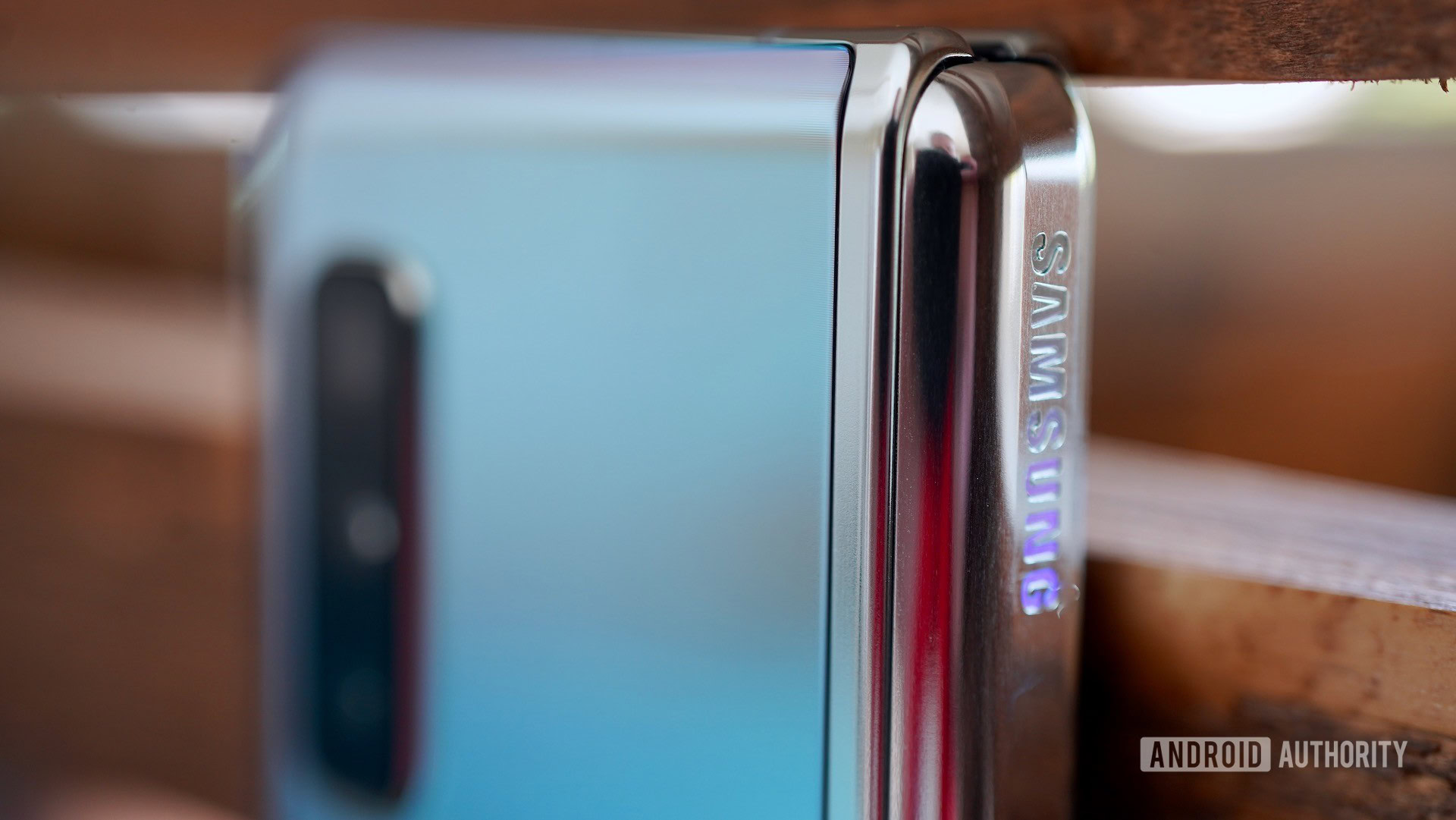 Samsung Galaxy Fold Review spine logo