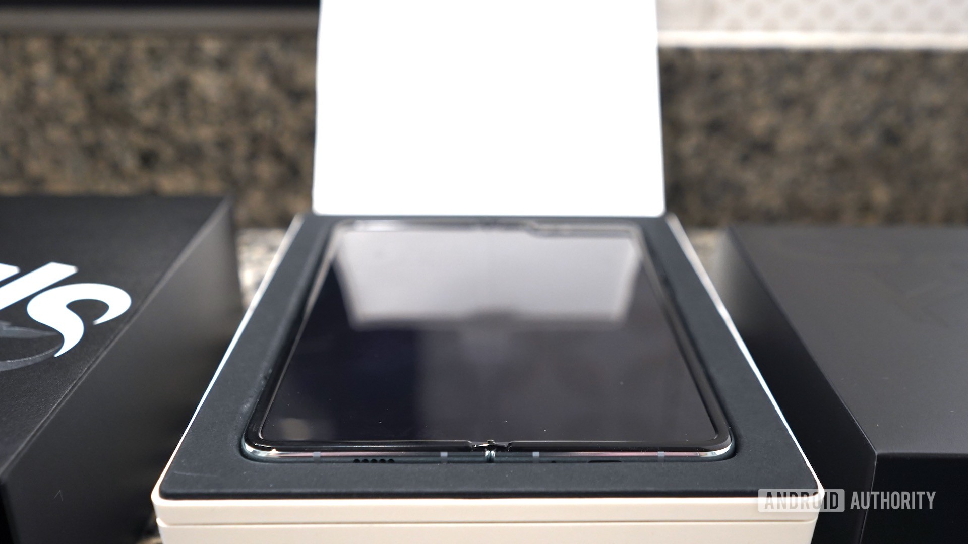 Samsung Galaxy Fold review box opening the lid