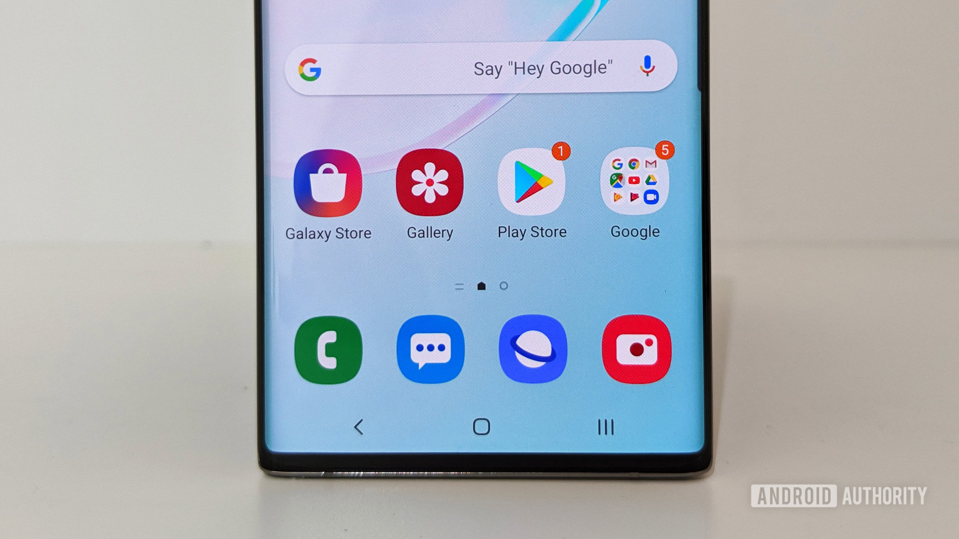 Samsung Galaxy Note 10 app dock closeup