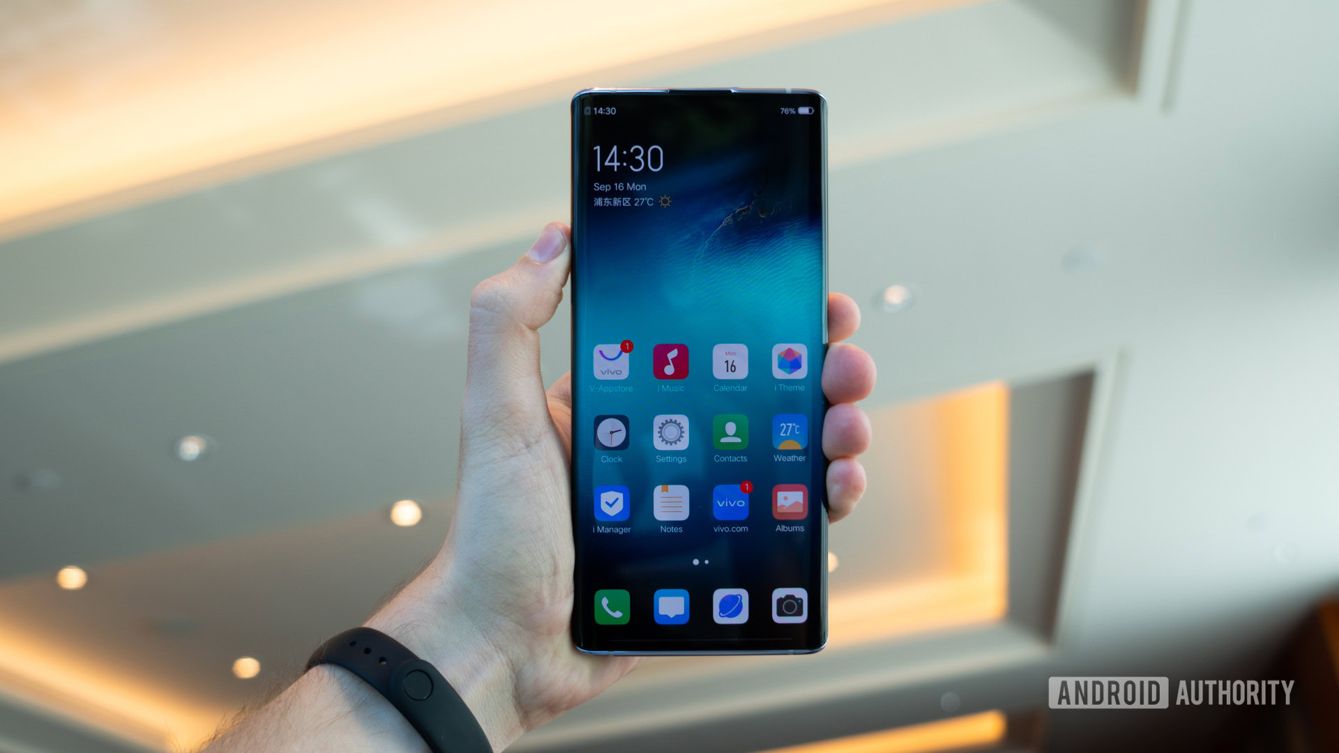 vivo NEX 3 5G screen in hand