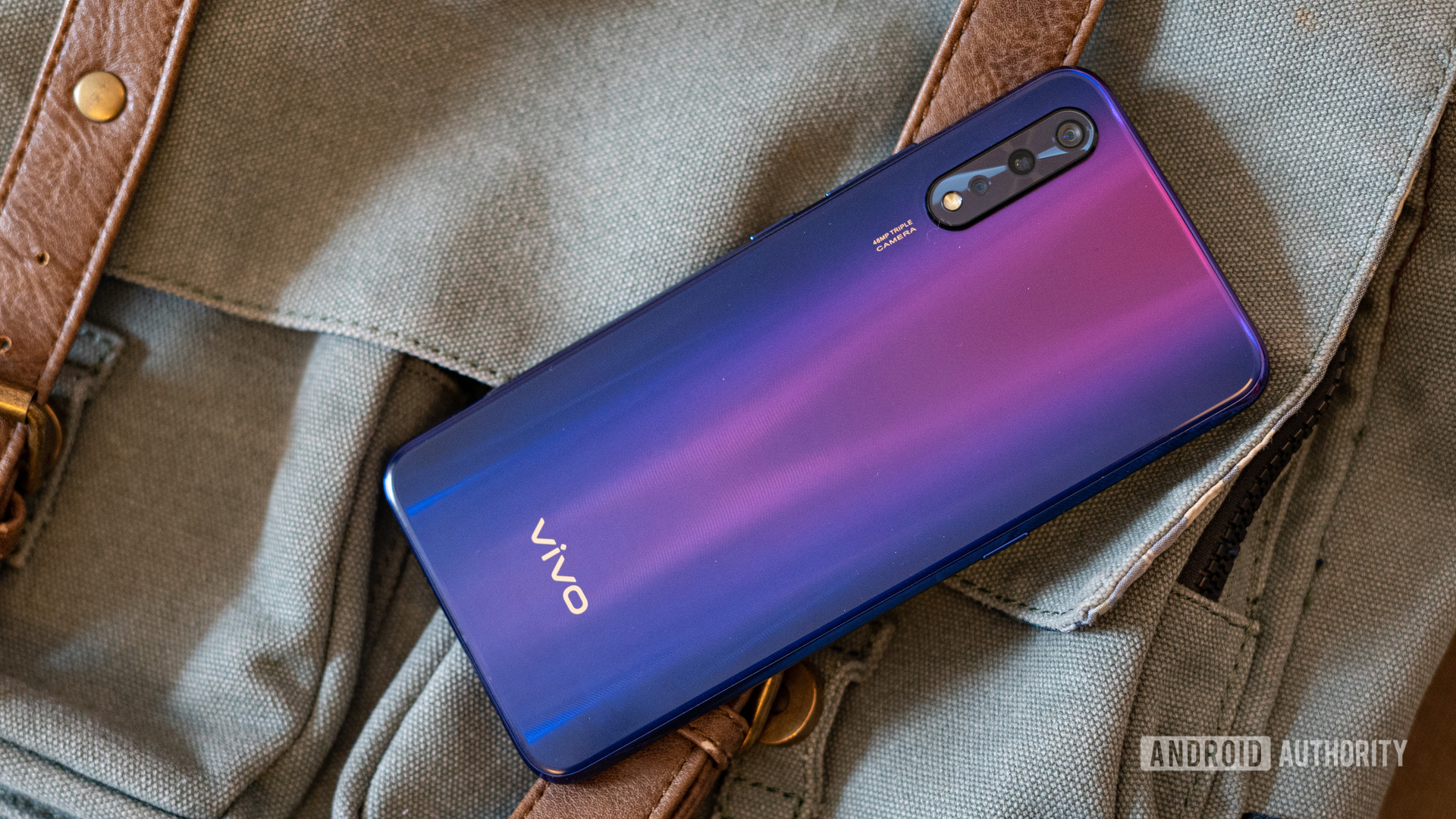 Vivo Z1x profile shot showing gradient and camera