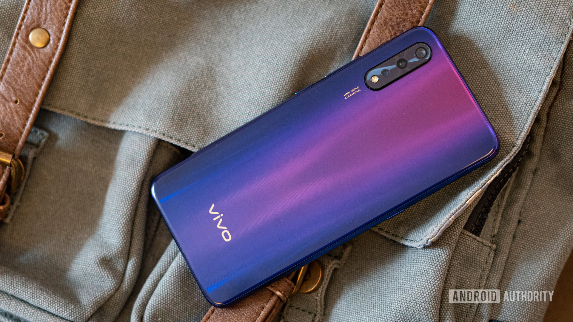 vivo Z1x profile shot showing gradient and camera