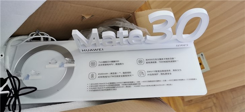 A purported HUAWEI Mate 30 Pro demo stand.