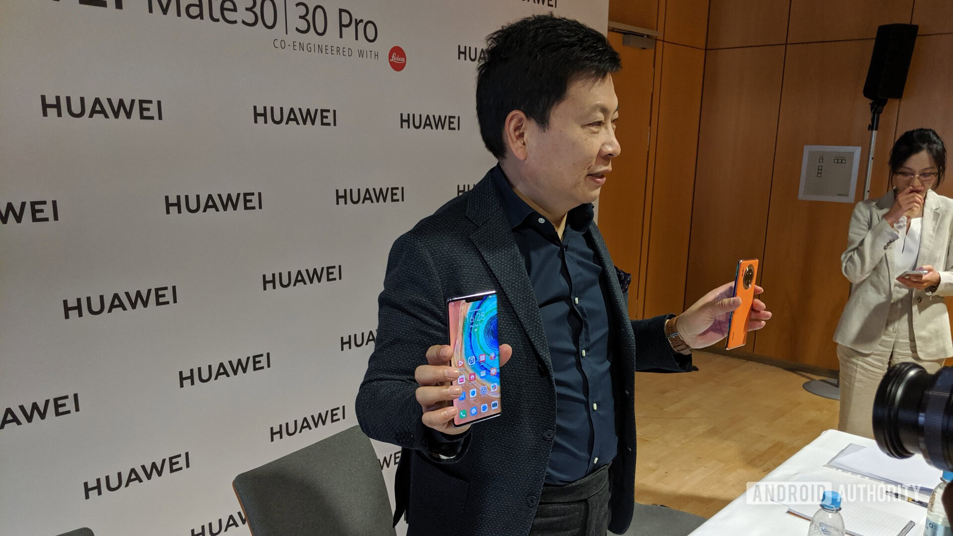 richard yu holding huawei mate 30 pro