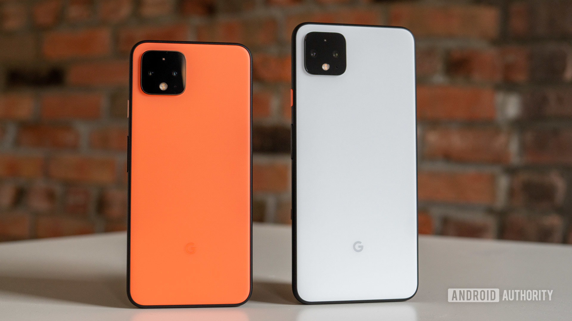 Google Pixel 4 vs Pixel 4 XL en naranja y blanco
