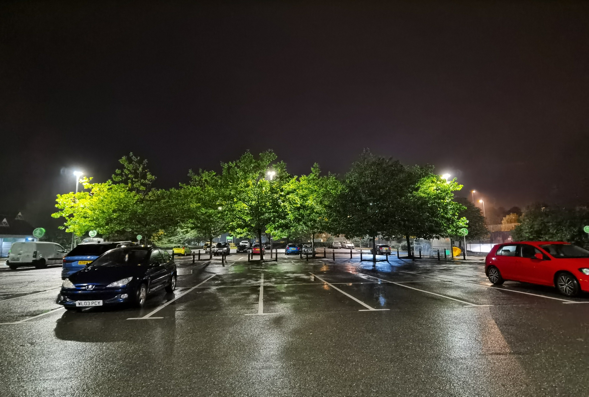 HUAWEI Mate 30 Pro Camera test Night shot of supermarket car park