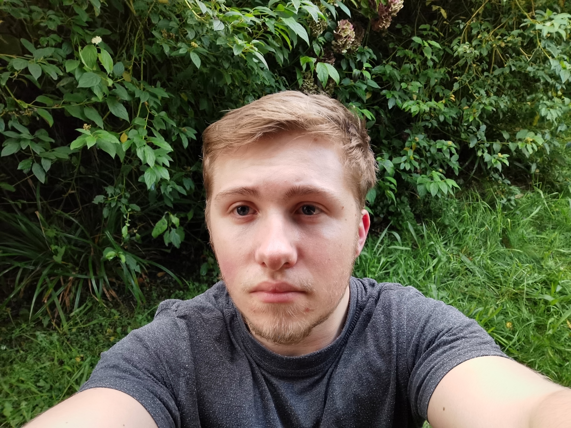 Huawei Mate 30 Pro Camera test Selfie in garden above wall with rear lighting