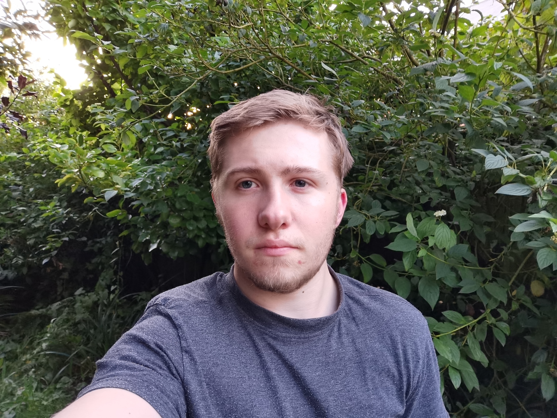 Huawei Mate 30 Pro Camera test Selfie in garden with light and plants