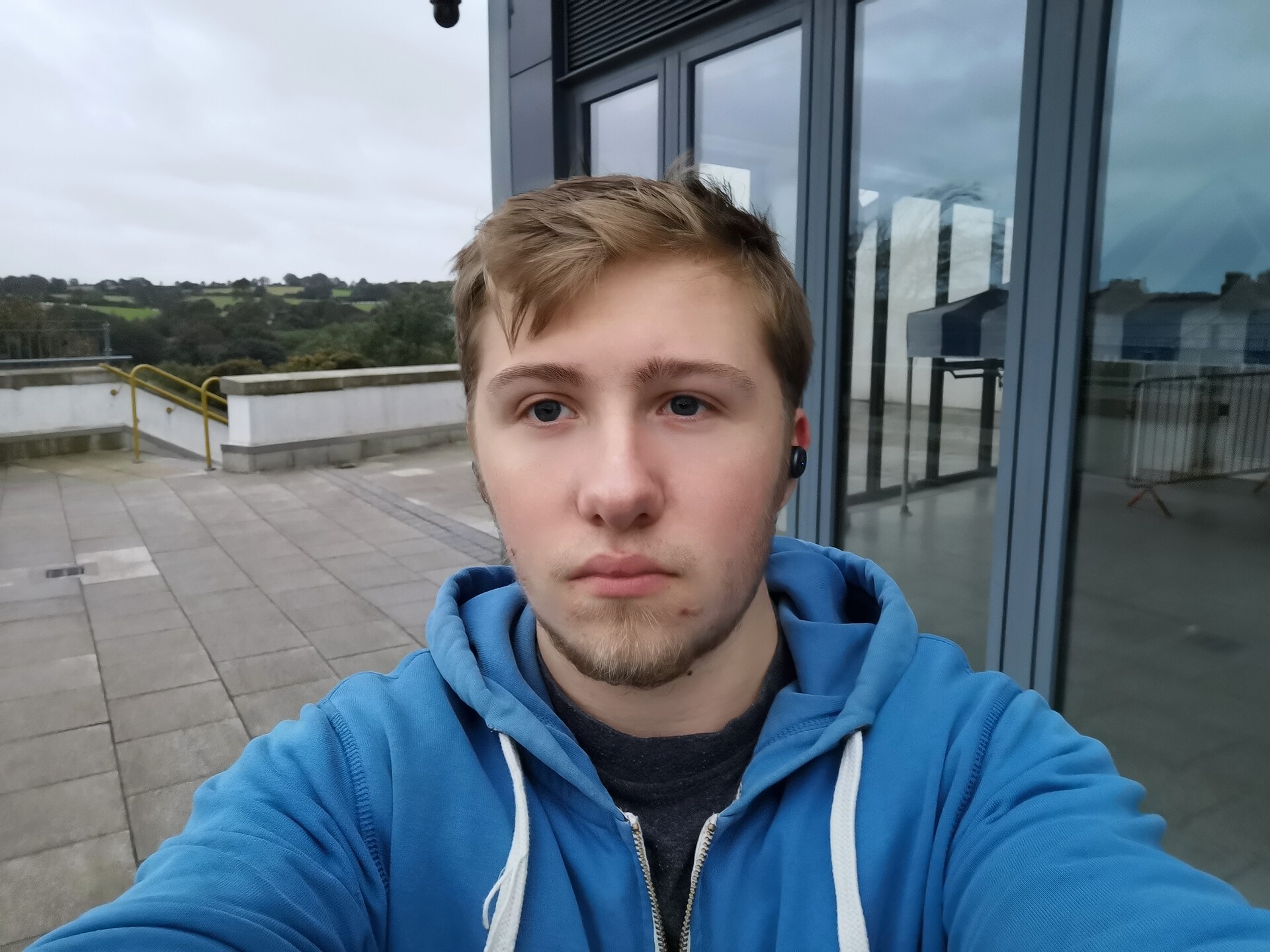 Huawei Mate 30 Pro Camera test Selfie on terrace with windows