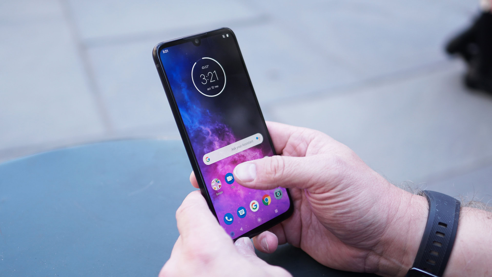 Motorola Moto One Zoom home screen in hand 2