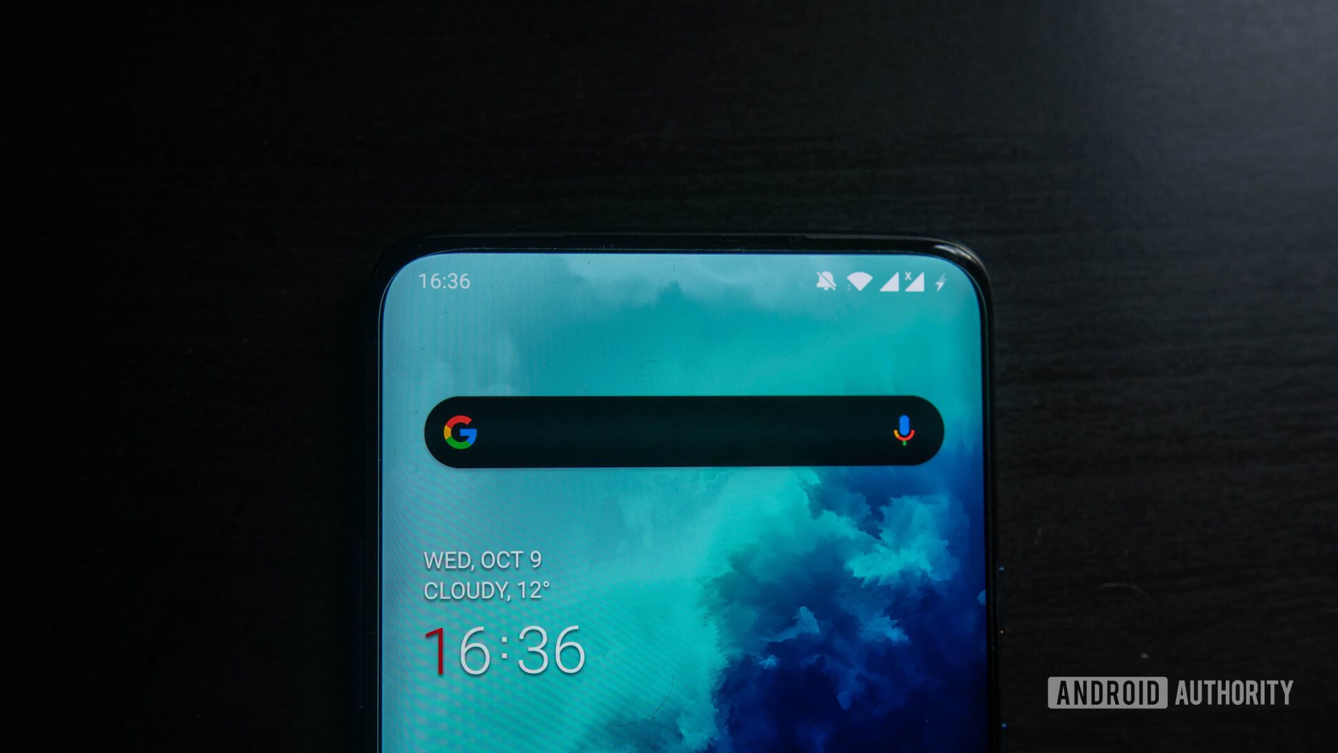 OnePlus 7T Pro front status bar