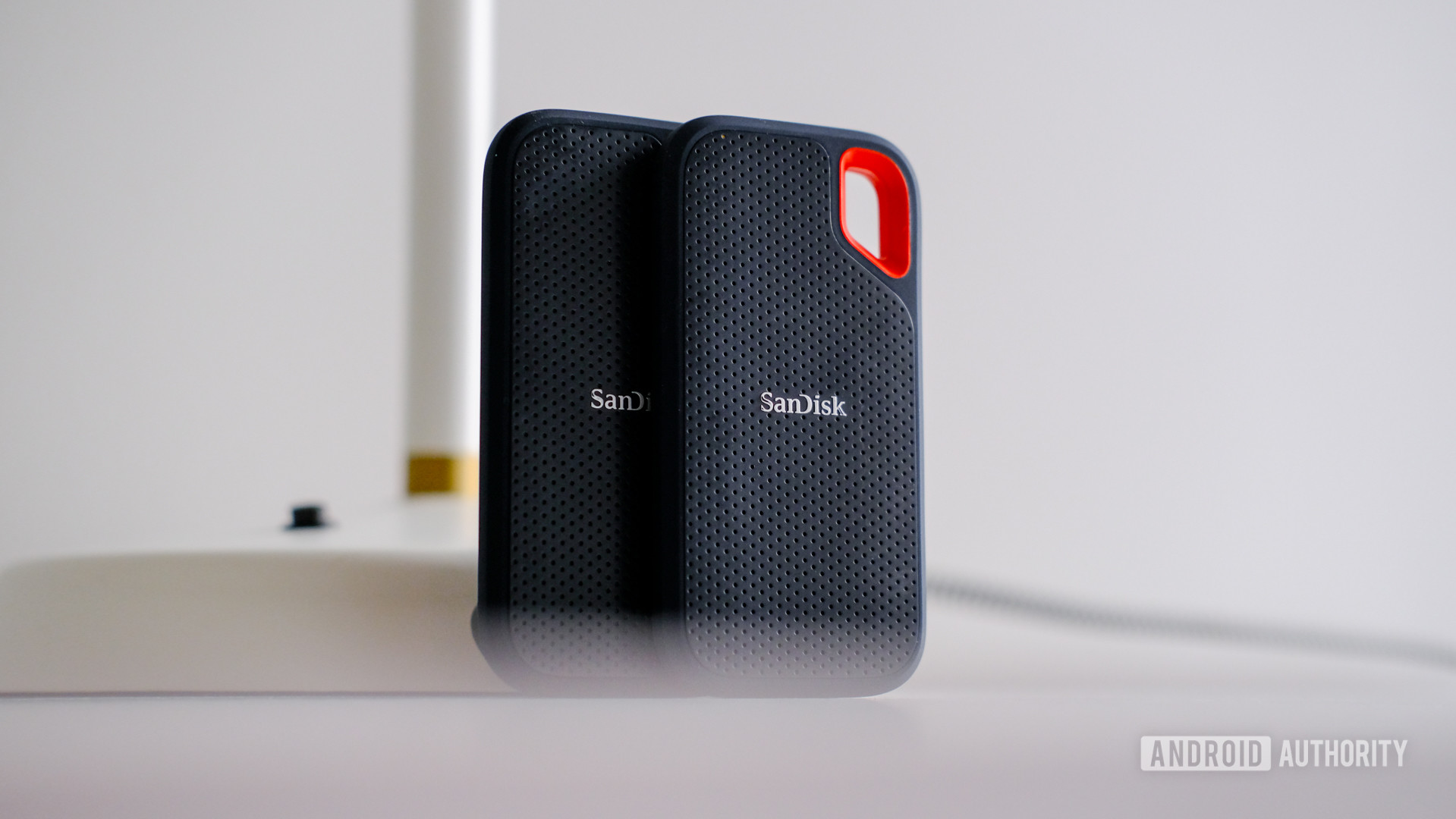 Sandisk Extreme Portable SSD 2 na stole pionowym