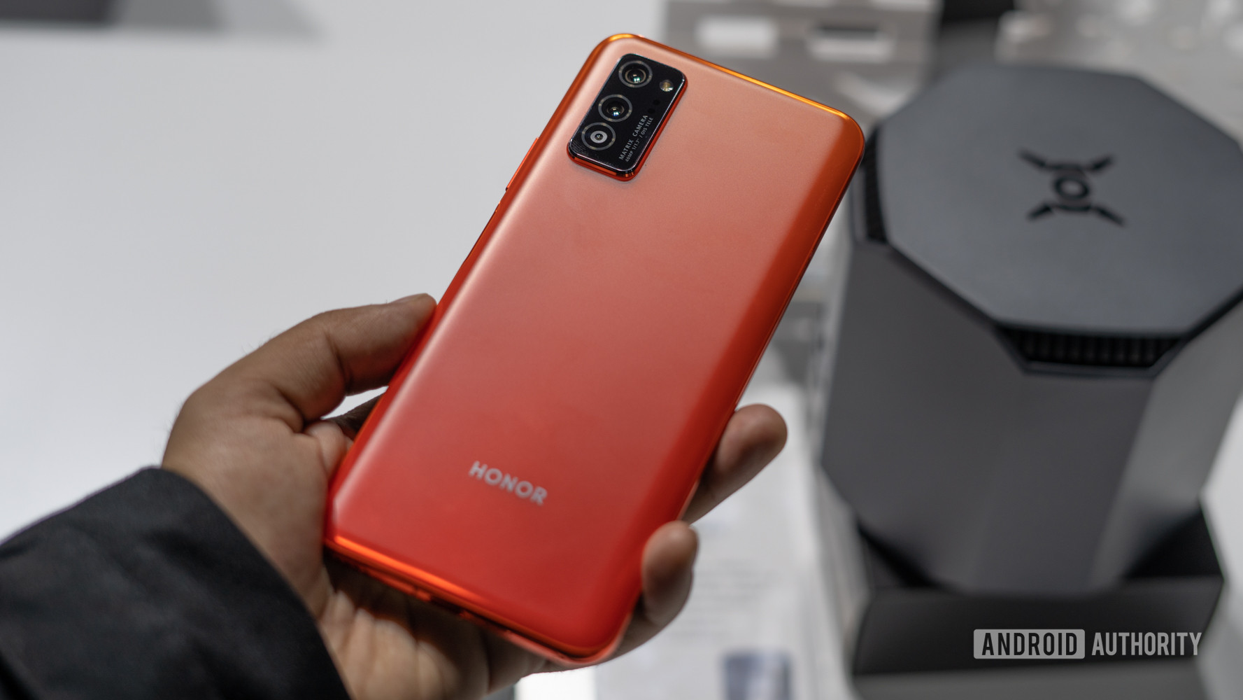 HONOR View 30 in hand profile