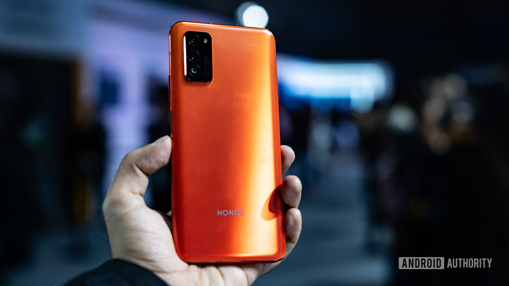 Honor View 30 in hand showing rear panel 2