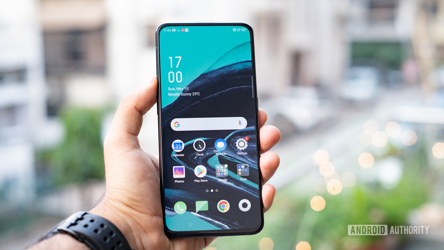 Oppo Reno 2 front of the phone in hand