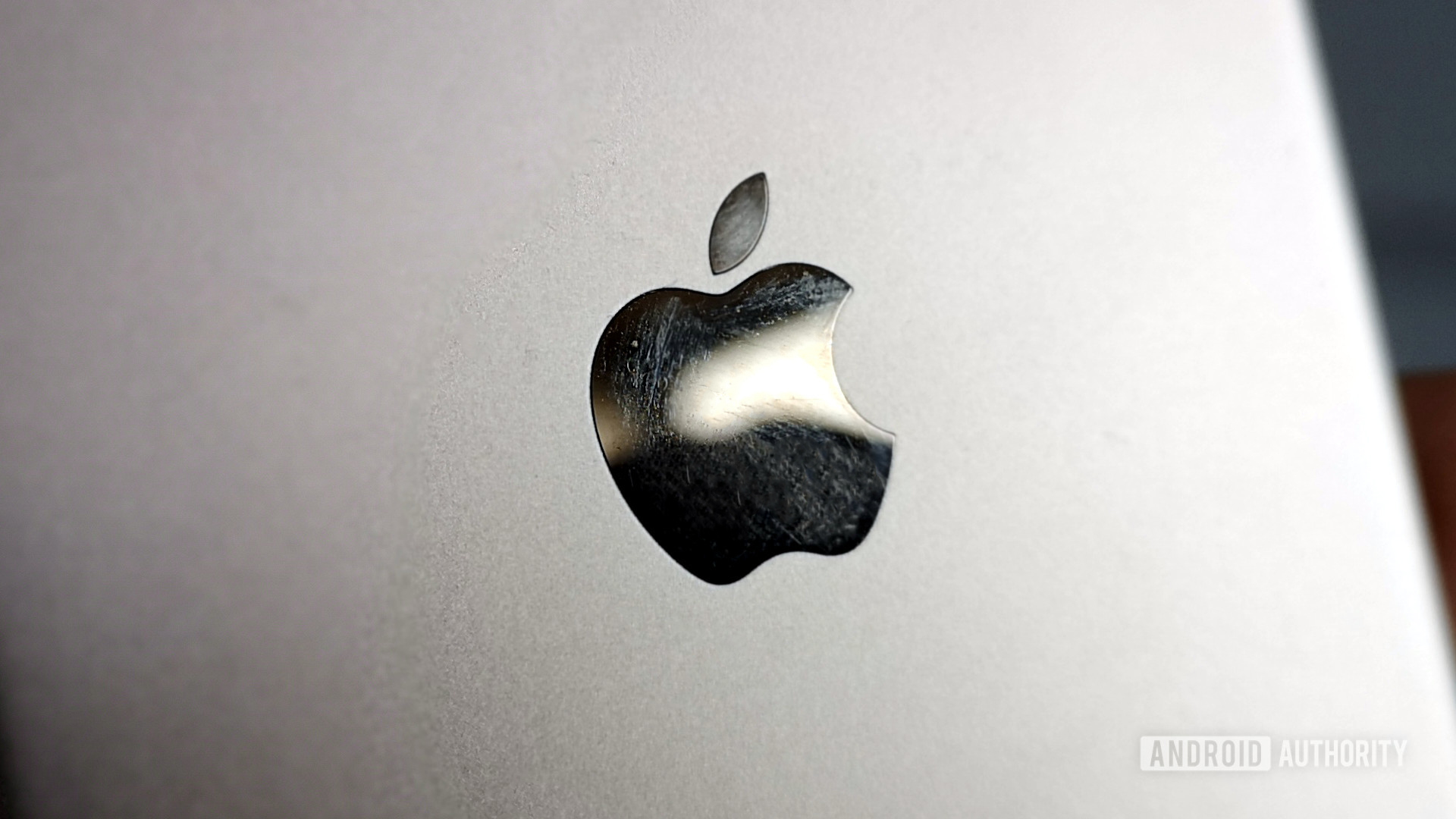 apple logo close iphone