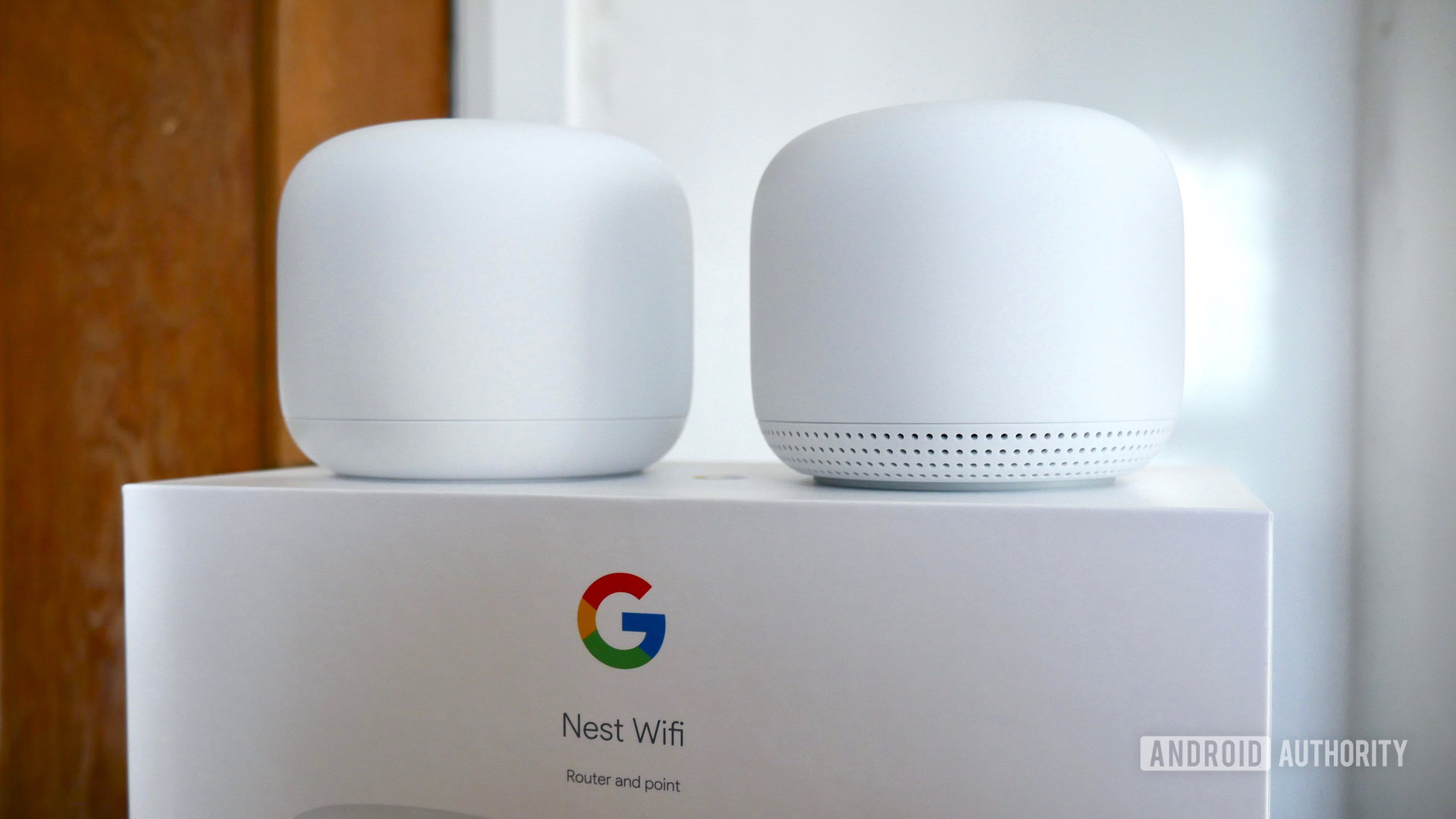 بررسی google nest wifi در بالای جعبه