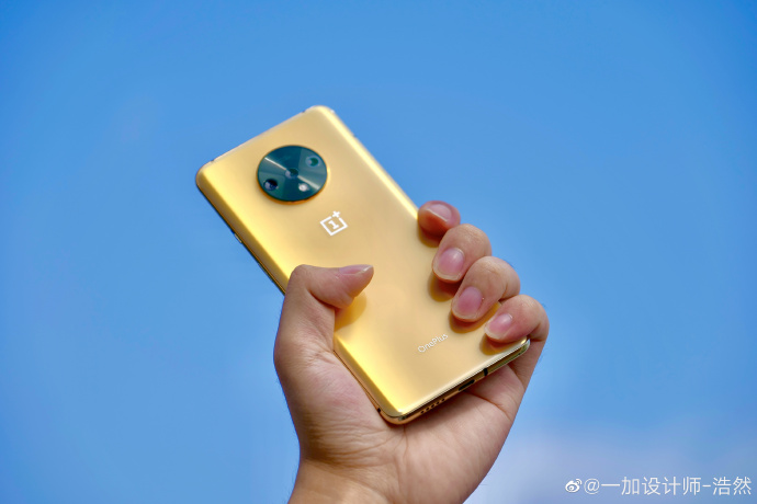 The gold OnePlus 7T.