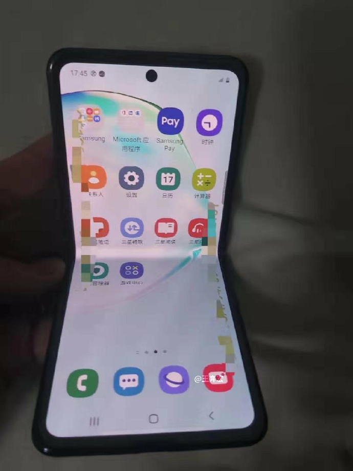 Another look at the purported Galaxy clamshell foldable.