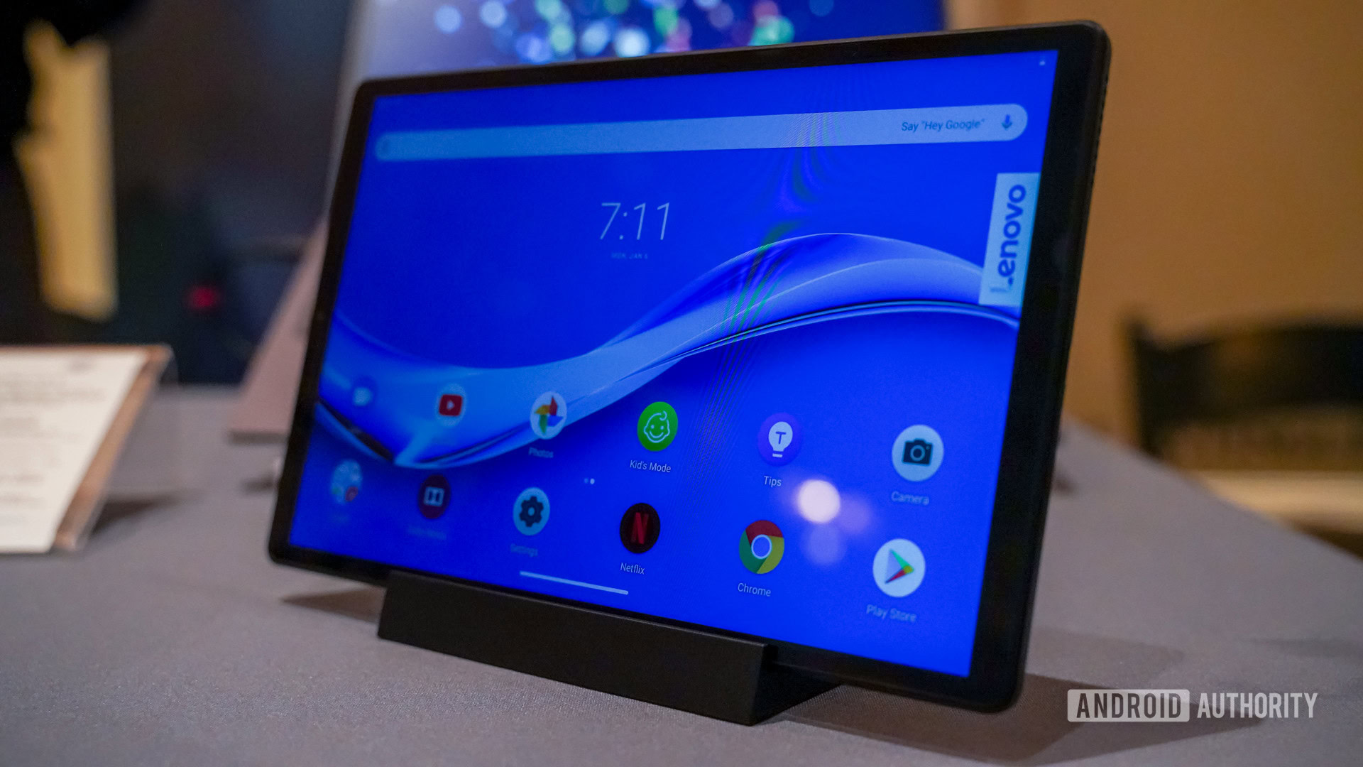 Lenovo Smart Tab M10 right profile