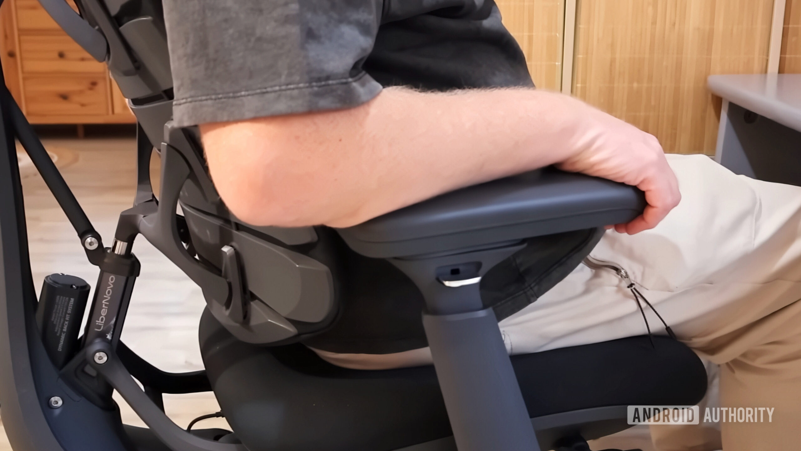 libernovo omni sat in chair